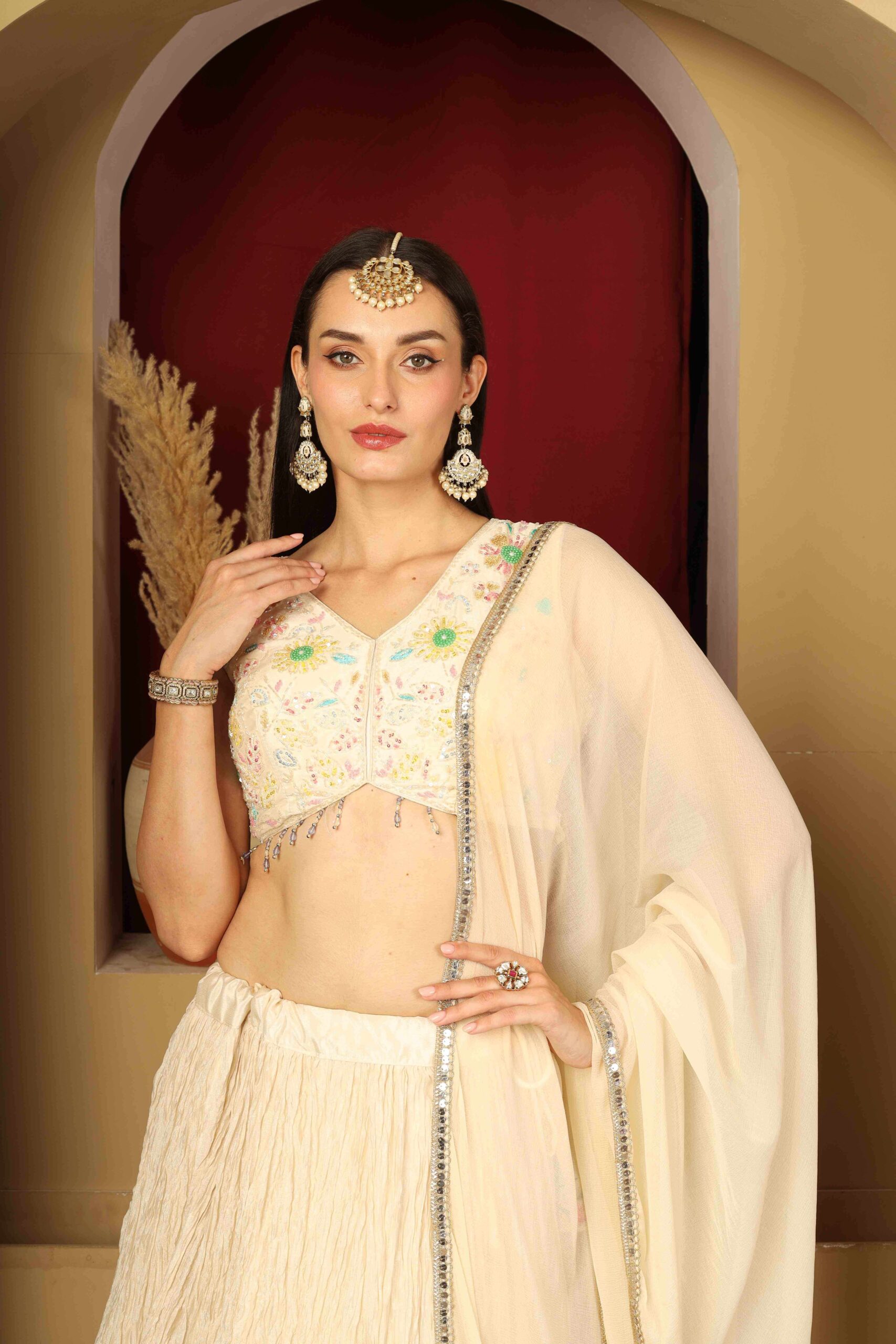 Meher Kundan Pearl Jhumka & Maang Tikka Set Alternate